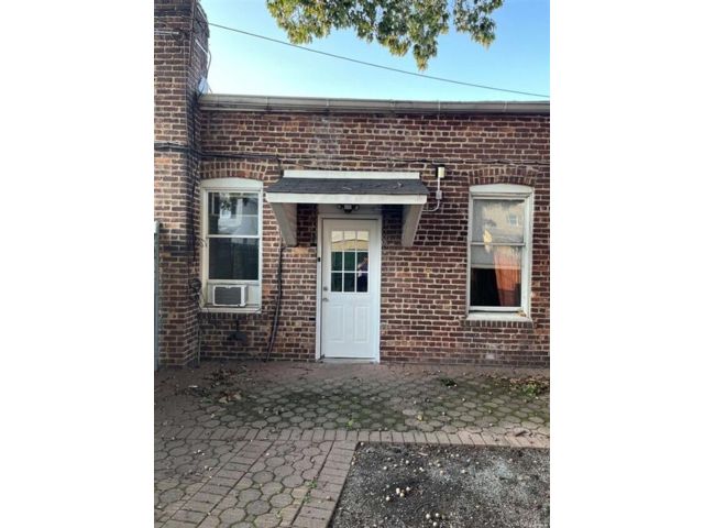  1 BR,  1.00 BTH &nbsp;Traditional style home in Williston Park