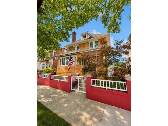  6 BR,  4.00 BTH &nbsp;A-frame style home in Queens Village
