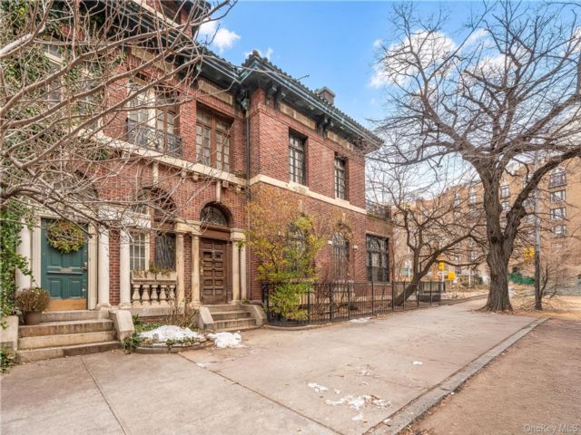  5 BR,  4.00 BTH &nbsp;House style home in New York (manhattan)