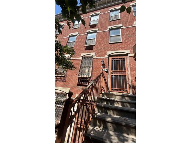  6 BR,  4.00 BTH &nbsp;Colonial style home in New York (manhattan)