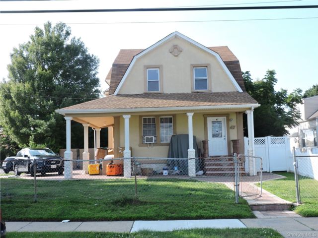  3 BR,  3.00 BTH &nbsp;Colonial style home in Freeport