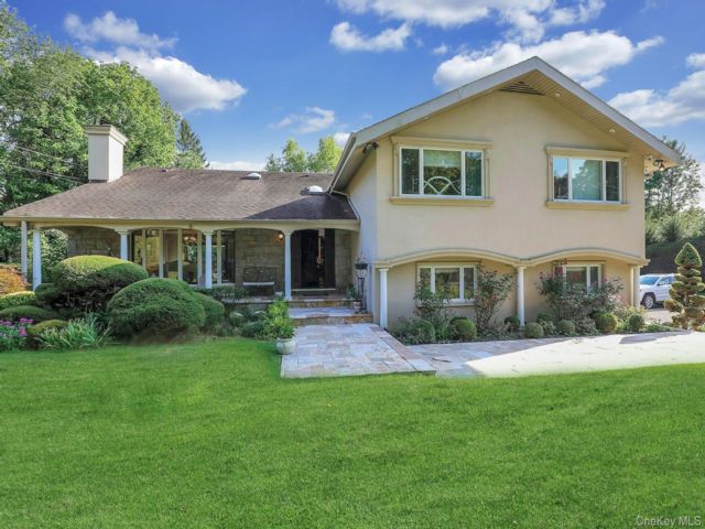  6 BR,  4.00 BTH &nbsp;Split level style home in Roslyn Harbor