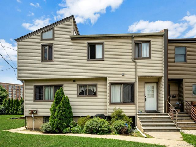  6 BR,  5.00 BTH &nbsp;House style home in New Rochelle