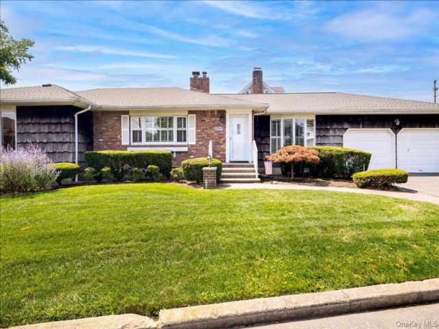  4 BR,  3.00 BTH &nbsp;Ranch style home in East Rockaway