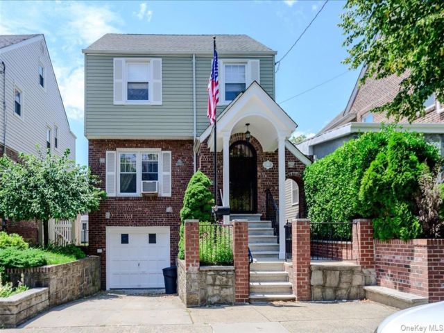  3 BR,  2.00 BTH &nbsp;Tudor style home in Pilgrim