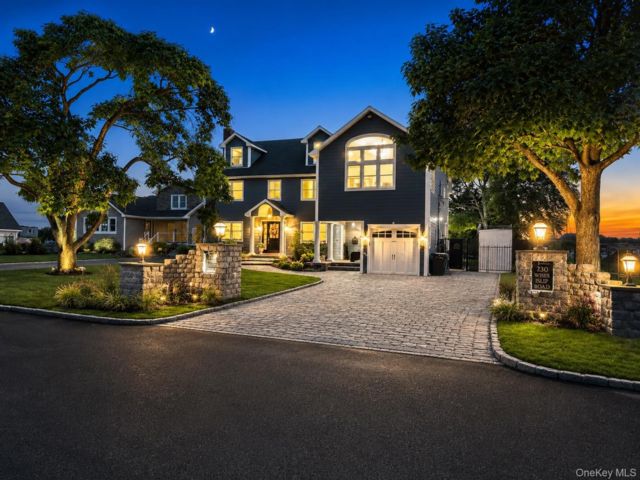  7 BR,  5.00 BTH &nbsp;Colonial style home in West Islip