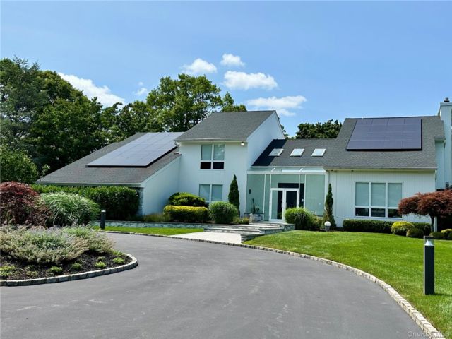  5 BR,  4.00 BTH &nbsp;Modern style home in Saint James