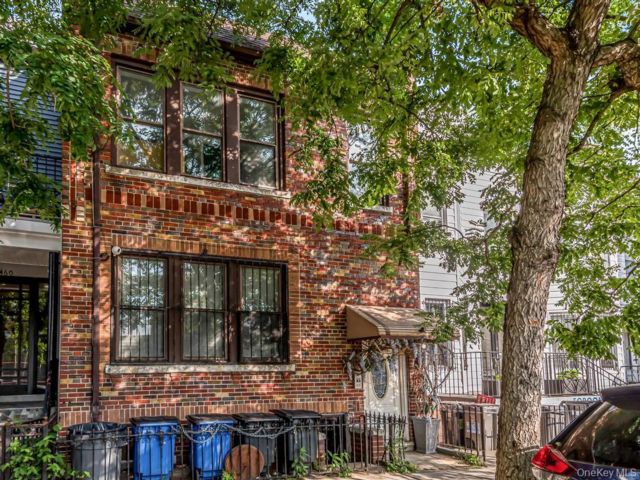 11 BR,  5.00 BTH &nbsp;House style home in Fordham