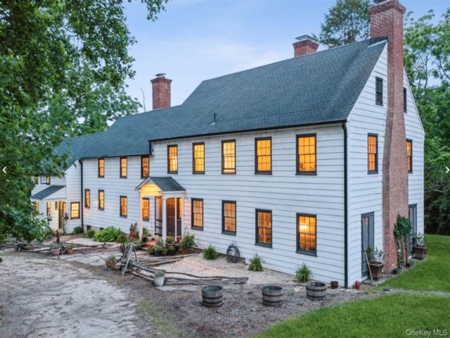  7 BR,  6.00 BTH &nbsp;Estate style home in Smithtown