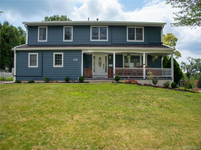  5 BR,  4.00 BTH &nbsp;Colonial style home in Pearl River