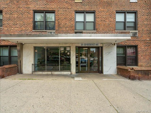  2 BR,  1.00 BTH &nbsp;High rise style home in Flushing
