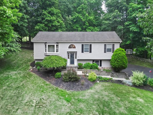  3 BR,  3.00 BTH &nbsp;Contemporary style home in Newburgh