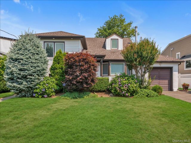  3 BR,  2.00 BTH &nbsp;Split level style home in Oceanside