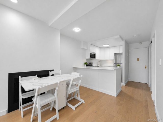  2 BR,  2.00 BTH &nbsp;Mid rise style home in New York (manhattan)