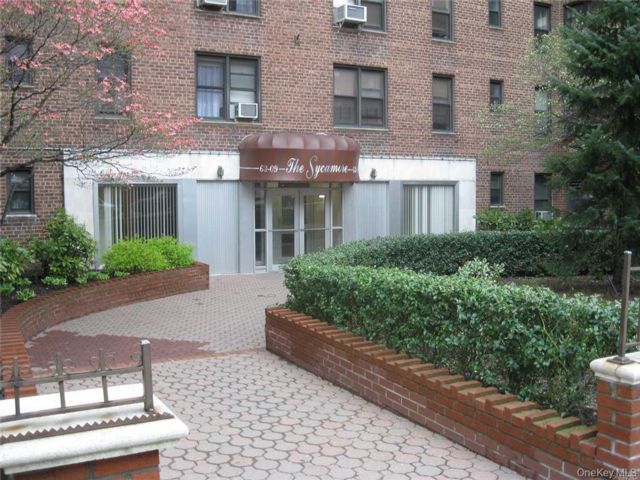  2 BR,  2.00 BTH &nbsp;Mid rise style home in Forest Hills