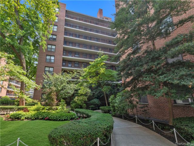  3 BR,  1.00 BTH &nbsp;Mid rise style home in Jackson Heights