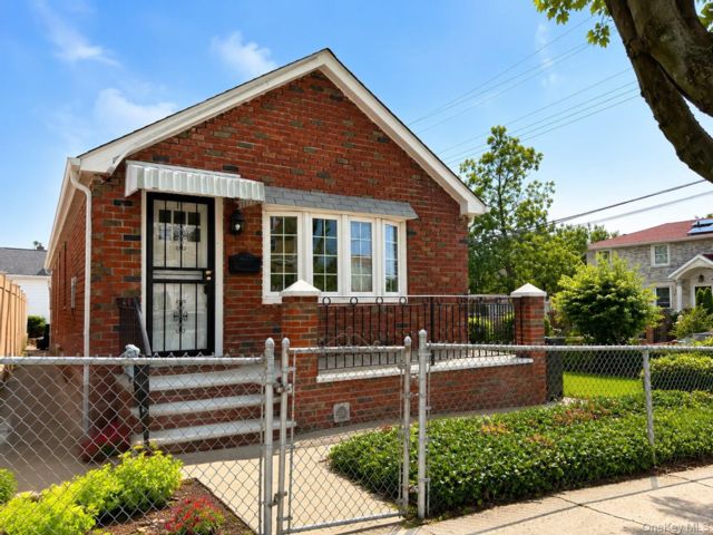  4 BR,  2.00 BTH &nbsp;Ranch style home in South Ozone Park