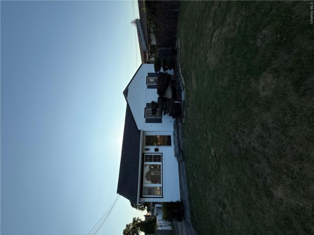  3 BR,  2.00 BTH &nbsp;Ranch style home in Farmingdale