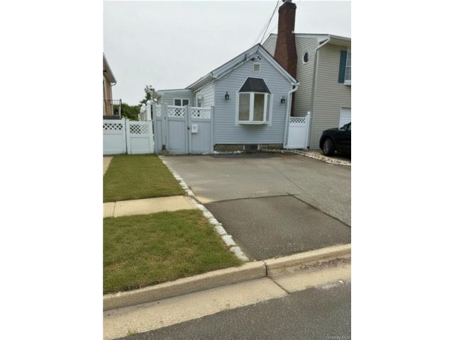  1 BR,  1.00 BTH &nbsp;Ranch style home in Lindenhurst
