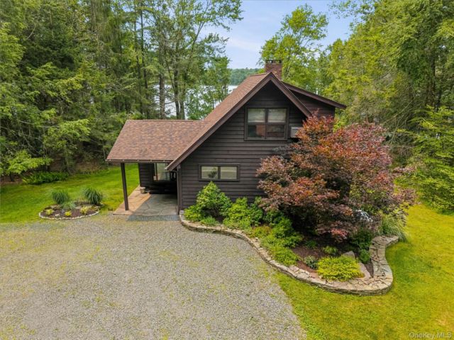  4 BR,  3.00 BTH &nbsp;Chalet style home in White Lake