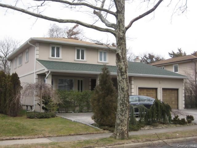  5 BR,  3.00 BTH &nbsp;Colonial style home in Woodmere