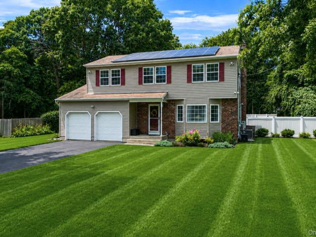  4 BR,  4.00 BTH &nbsp;Colonial style home in Shirley