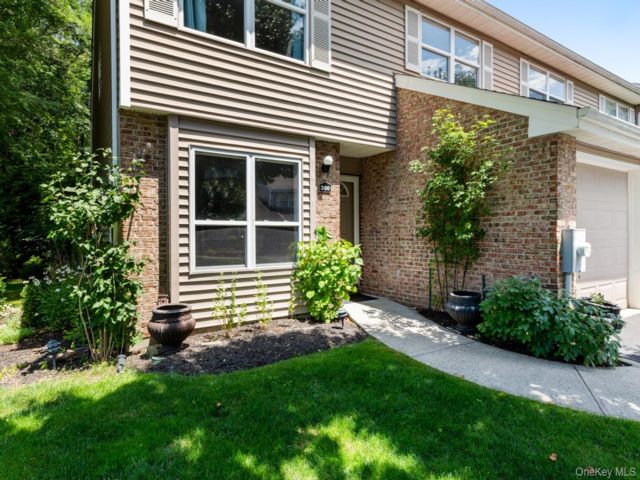  3 BR,  3.00 BTH &nbsp;Condo style home in Smithtown