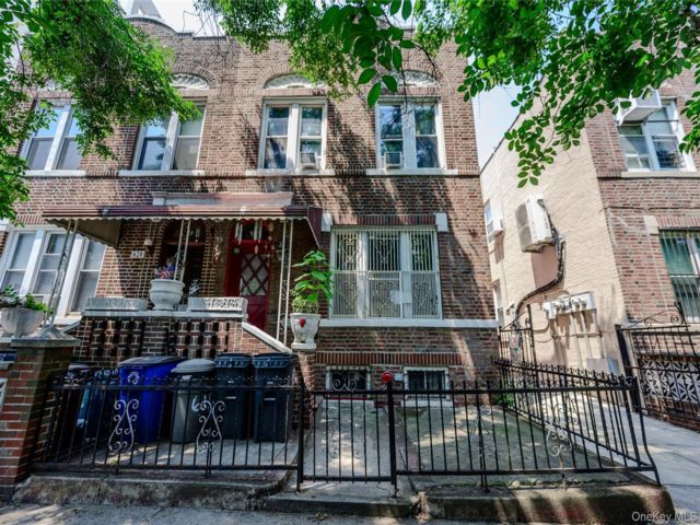  7 BR,  4.00 BTH &nbsp;House style home in Kensington