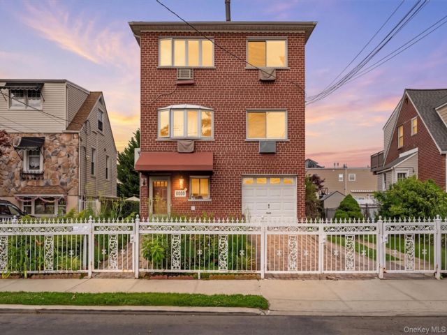  7 BR,  3.00 BTH &nbsp;House style home in Throggs Neck