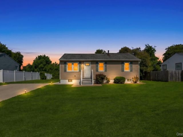  3 BR,  1.00 BTH &nbsp;Ranch style home in Bellport