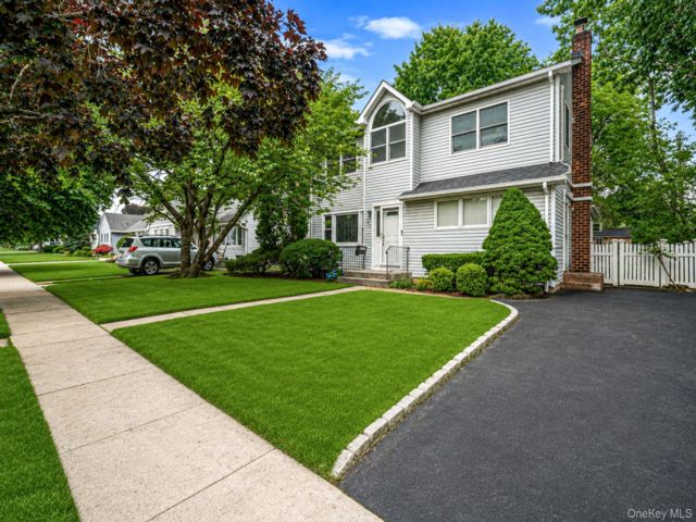  3 BR,  2.00 BTH &nbsp;Colonial style home in East Meadow