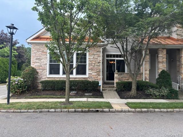  3 BR,  3.00 BTH &nbsp;Condo style home in Port Washington