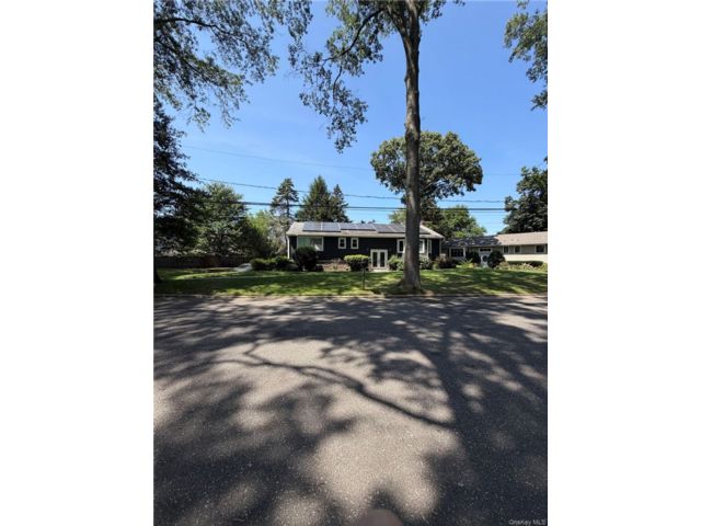  5 BR,  3.00 BTH &nbsp;Hi ranch style home in Huntington