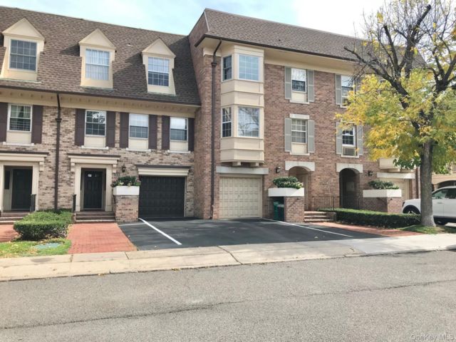  2 BR,  3.00 BTH &nbsp;Condo style home in Bayside