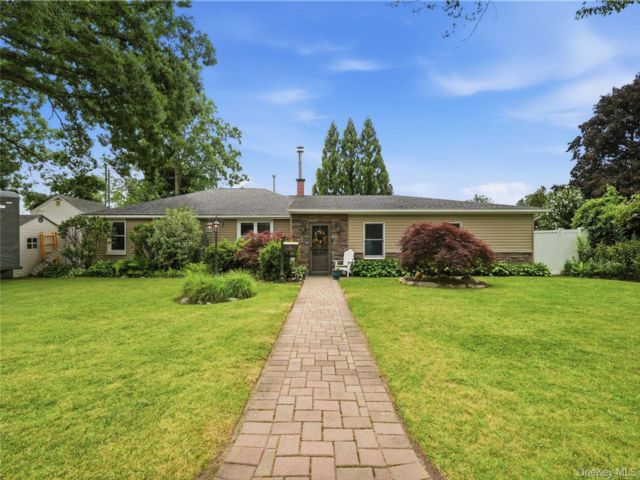  3 BR,  2.00 BTH &nbsp;Ranch style home in Massapequa