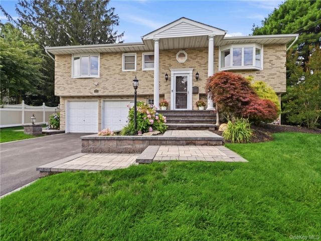  4 BR,  3.00 BTH &nbsp;Hi ranch style home in Deer Park