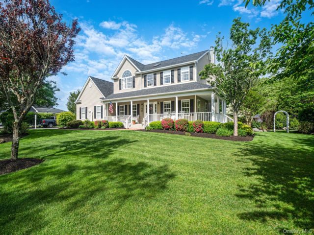  4 BR,  4.00 BTH &nbsp;Colonial style home in Miller Place