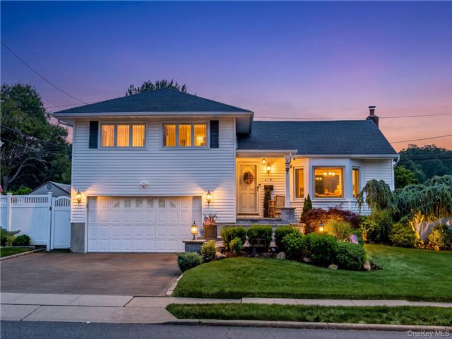  4 BR,  3.00 BTH &nbsp;Split level style home in Farmingdale