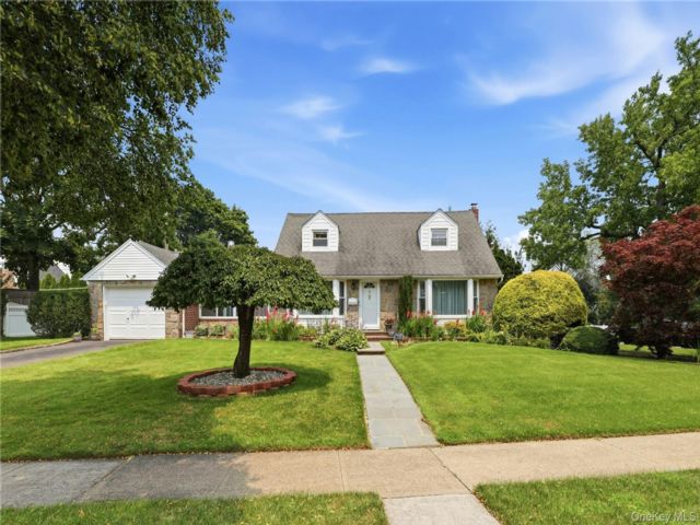  4 BR,  2.00 BTH &nbsp;Cape cod style home in New Hyde Park