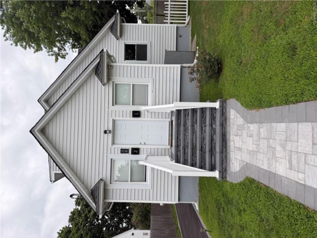  3 BR,  2.00 BTH &nbsp;Exp cape style home in Bay Shore