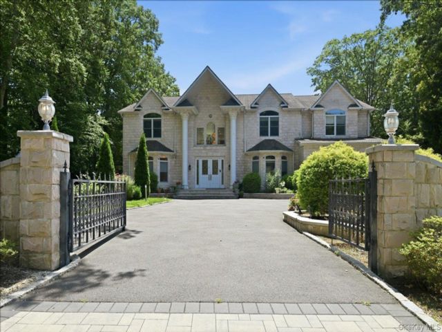  5 BR,  6.00 BTH &nbsp;Colonial style home in Woodbury