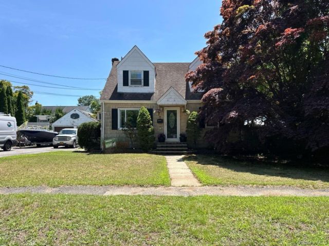 4 BR,  2.00 BTH &nbsp;Cape cod style home in Greenlawn