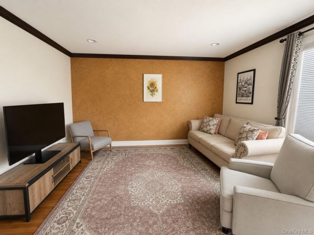  2 BR,  1.00 BTH &nbsp;Colonial style home in Bayside