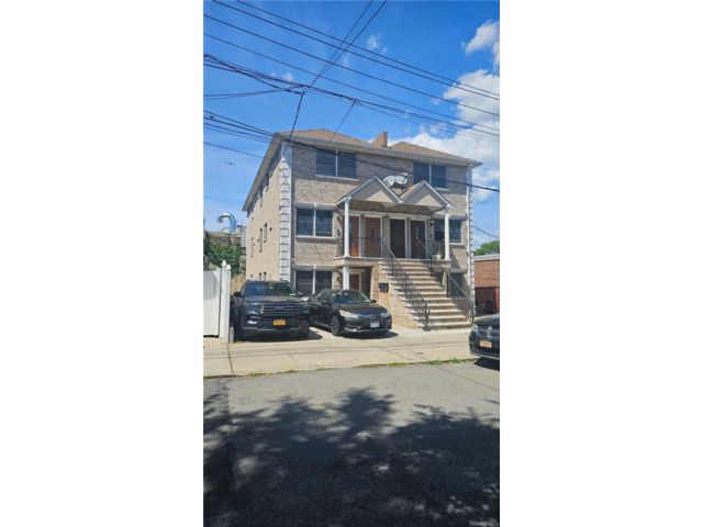  2 BR,  1.00 BTH &nbsp;Colonial style home in Middle Village