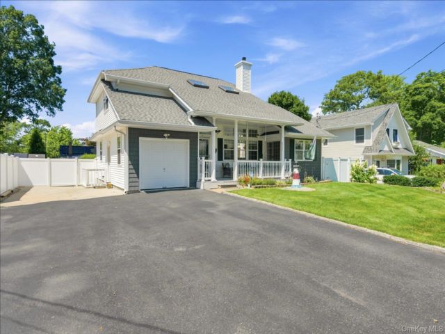  3 BR,  3.00 BTH &nbsp;Colonial style home in Rocky Point