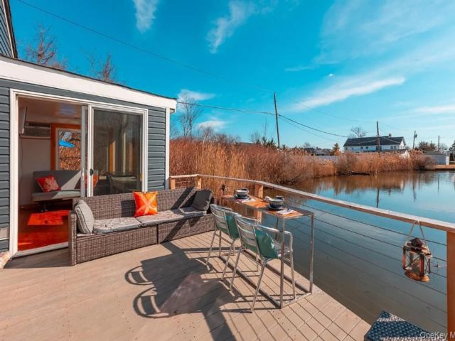 4 BR,  3.00 BTH &nbsp;Ranch style home in Bay Shore
