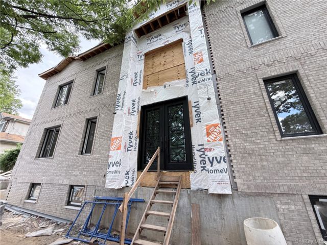  7 BR,  4.00 BTH &nbsp;Contemporary style home in Fresh Meadows