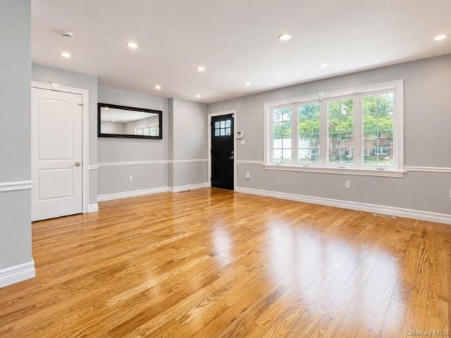  3 BR,  3.00 BTH &nbsp;Colonial style home in Queens Village