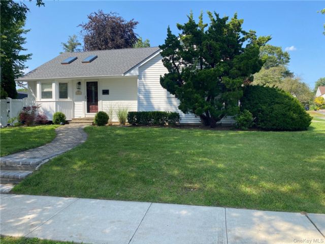  2 BR,  2.00 BTH &nbsp;Ranch style home in Syosset