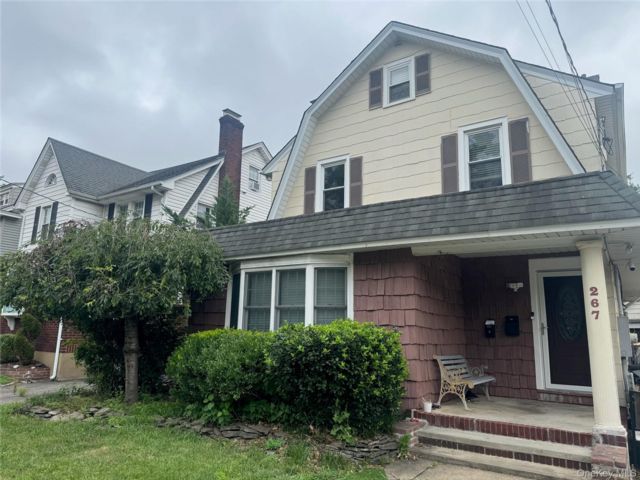  2 BR,  2.00 BTH &nbsp;Traditional style home in Floral Park